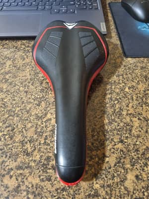Продам седло заводское Merida Speeder 2017.