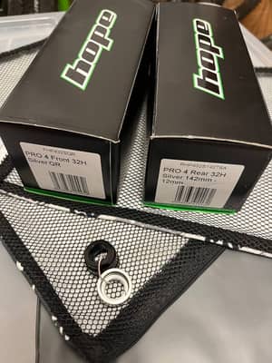 Комплект серебристых втулок Hope Pro 4