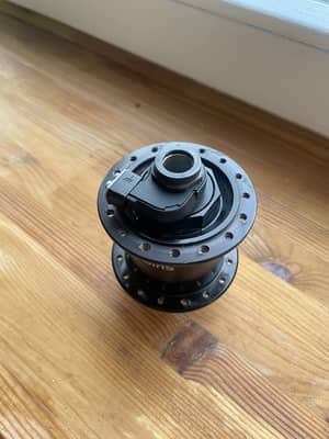 Динамовтулка Shimano(32h, ось, центрлок)