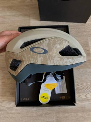 Новый шлем OAKLEY ARO3  mips
